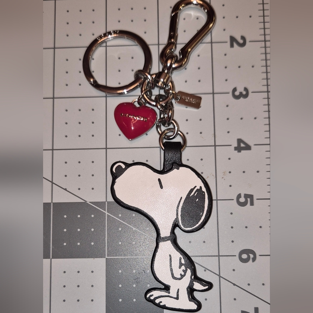 Coach Snoopy Peanuts Heart Bag Charm ©️2014 Vintage Coach Collection Snoopy Kiss - Picture 5 of 11